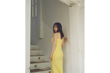 桜井日奈子、ニットワンピ着こなした見返り美人カット公開！……2026年カレンダーブック 画像