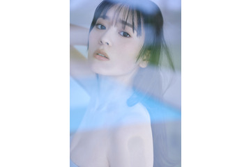 超ときめき♡宣伝部・坂井仁香、2nd写真集が発売決定！美谷間のぞくチューブトップのビジュアルを披露 画像