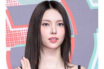 まるでお人形…ILLIT・ユナ、“くるくるウェーブヘア”で放つキュートな魅力にファン悶絶「言葉が出ない」【PHOTO】 画像