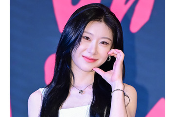 ITZY・チェリョン、ドキドキする距離感のベッド寝そべりSHOT「何回でも恋に落ちる」【PHOTO】 画像