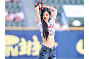 驚異の“極細ウエスト”に韓国プロ野球ファンも釘付け！ILLIT・ミンジュ、大胆フォームの始球式で球場魅了【PHOTO】 画像