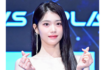 Kep1er・シャオティン、縦線くっきりウエスト＆美デコルテの圧巻スタイル「ビジュ担の女神」【PHOTO】 画像