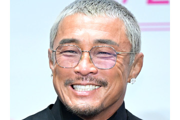 「現金100万円持ち歩く…」秋山成勲、上位0.1％ブラックカードも持つ“桁違いの財力”を明かす 画像