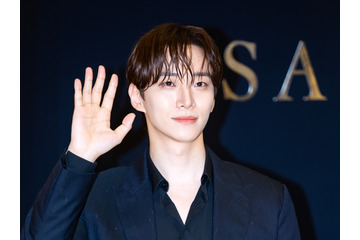 2PM・ジュノ、ウイスキー片手に大人の色気…余裕あふれる眼差しで魅了【PHOTO】 画像