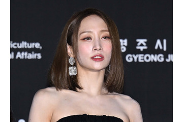 KARA・ニコル、胸元開いた衣装で際立つボリューム感！肩のタトゥーも堂々公開「美しすぎる」【PHOTO】 画像