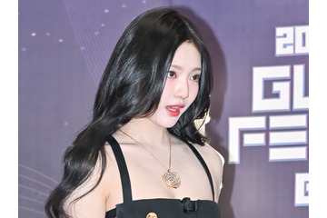 “ほぼ下着”衣装が話題を集めたaespa・ニンニン、攻めたドレスで見せた圧巻美貌【PHOTO】 画像