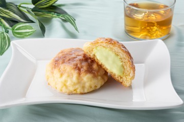 静岡クラウンメロンの芳醇な香り！八天堂、冷やして食べる「くりーむメロンパン」新作が本日発売 画像