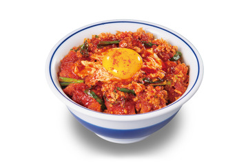ラー油×唐辛子でカツの旨みアップ！かつや、「赤辛カツ丼」と「カレーカツ丼」が18日より新登場 画像