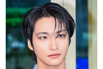 「皆生きてる？」ATEEZ・ソンファ、筋骨隆々な上半身が話題！夕陽に当たる美しい姿【PHOTO】 画像