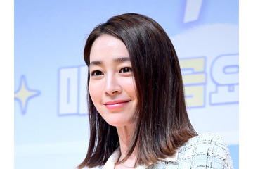 “イ・ビョンホンの妻”女優イ・ミンジョン、1歳の娘との愛らしい日常公開「お兄ちゃんの靴を…」 画像