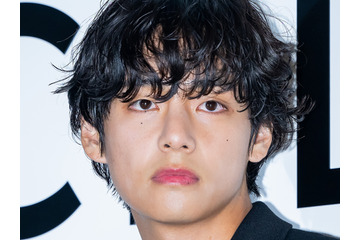 素肌コートの衝撃…BTS・V、広告撮影ビハインドで“絵画”のようなビジュアル披露【PHOTO】 画像