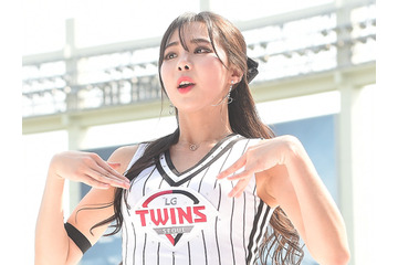 意外なボリューム感に釘付け…韓国チアガール、“そこ”に目が行くVネックSHOT「初恋の美貌だ！」【PHOTO】 画像