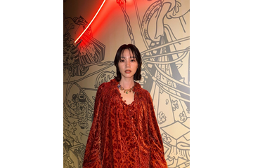 のん、“女王感”あふれるドレス姿を公開！優雅な装いでファン魅了 画像