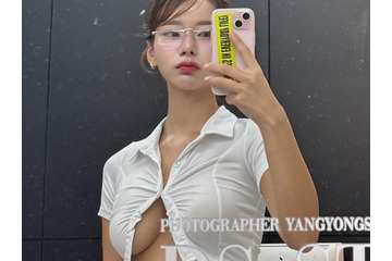 「なんでズボン履いてないの!?」韓国女性芸人が“あられもない”姿に…知的な大胆スタイルに反響続々【PHOTO】 画像