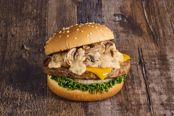 ポルチーニ＆トリュフ贅沢使用！フレッシュネス、秋の新作「マッシュルームチーズバーガー」9月3日発売 画像