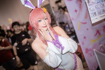 スラリと伸びたストッキングの美脚で魅せる！「ガンダムSEED」ラクスのバニーガールが可愛すぎた 画像
