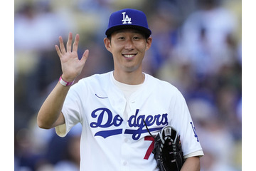 大谷翔平に“夢中”な姿も…サッカー韓国代表ソン・フンミンがド軍本拠地に登場、始球式で完璧ストライク投球 画像