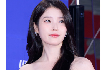 IU、“13年の付き合い”になる男性ボディガードとのツーショットに胸キュン「2人とも可愛すぎ」【PHOTO】 画像