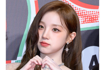 露出度高すぎない？i-dle・ウギ、腰までざっくり開いた“背中丸見え”衣装にファン衝撃【PHOTO】 画像