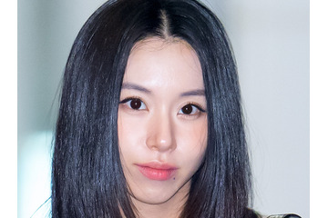 TWICE・チェヨン、アボカド色に染まった手が印象的な寝そべりSHOT…新ALコンセプト写真公開 画像