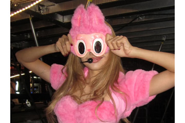 BLACKPINK・リサ、「ラブブ」生みの親と対面！サイン入りSPフィギュアのプレゼントを公開 画像