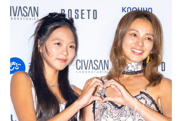 秋山成勲の娘サラン（13）、韓国で母SHIHOと“モデルオーラ”放つ！ファッションウィークに参加【PHOTO】 画像