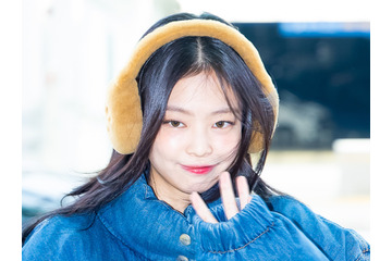 BLACKPINK・ジェニー、“お家デート感”あふれるナチュラル美貌…コラボヘッドフォン姿に反響【PHOTO】 画像