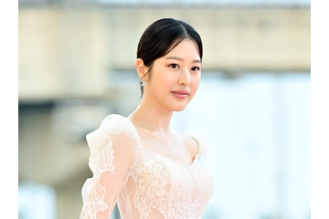 IVE・ウォニョンの姉ダア、“美デコルテ”輝くドレス姿に視線釘付け！「本物のお姫様かと…」【PHOTO】 画像