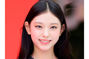 活動休止から6カ月…NewJeans・ヘリン、病院で目撃された近況　変化したビジュアルに注目集まる 画像