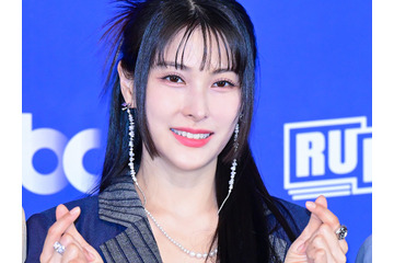 白猫派？黒猫派？KARA・ギュリ、“あざとにゃんこSHOT”で可愛さと色気を同時に披露【PHOTO】 画像