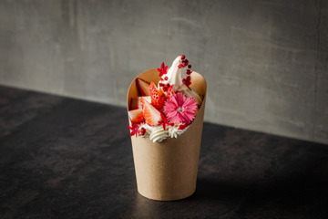たっぷりいちごが華やかな“イチゴの花畑パフェ”も！さっぽろオータムフェストに人気会員制パフェバー「Remake easy」が登場 画像