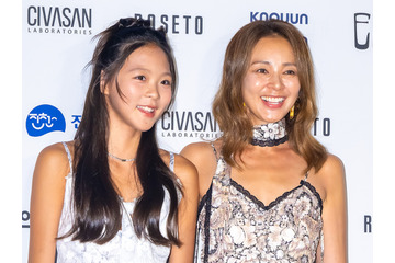 遺伝子最強すぎる…秋山成勲の娘サラン、モデル母・SHIHOと並ぶ“美スタイル2SHOT”公開【PHOTO】 画像