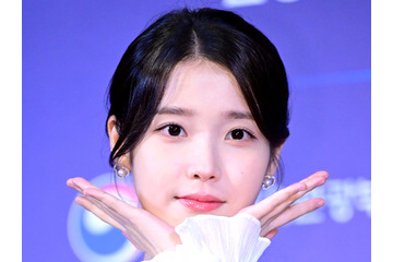IU、ドラマ『おつかれさま』で自身の幼い頃を演じた子役と再会！公演での2SHOTが話題 画像