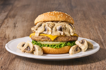 フレッシュネスバーガー、“国産マッシュルーム3倍増量”のチーズバーガーを24日より販売！ 画像