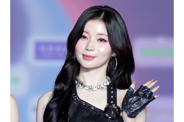 BABYMONSTER・アサ、妖艶な“小悪魔的”魅力から抜け出せない！叱られたくなる黒ミニワンピ姿【PHOTO】 画像
