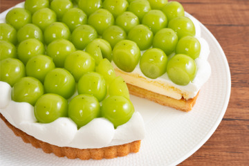 パリッと弾ける食感がたまらない！椿屋珈琲、「シャインマスカットのタルト」20日より販売 画像