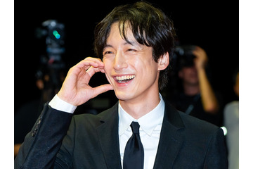 坂口健太郎、“三角関係”報道後初の公の場…釜山国際映画祭レッドカーペットに笑顔で登場【PHOTO】 画像