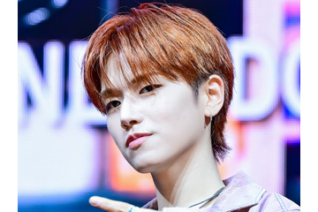 BOYNEXTDOOR・リウ、鮮やかな“オレンジヘア”で雑誌表紙に登場！愛犬との癒しカットも公開【PHOTO】 画像