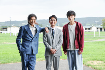 妻夫木聡、日曜劇場『ザ・ロイヤルファミリー』で北海道ロケ敢行！馬産地・日高地方で競走馬と触れ合う 画像
