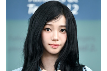 aespa・カリナ、“無欠点美貌”に視線集中！小顔際立つ爽やかルックでミラノに出国【PHOTO】 画像