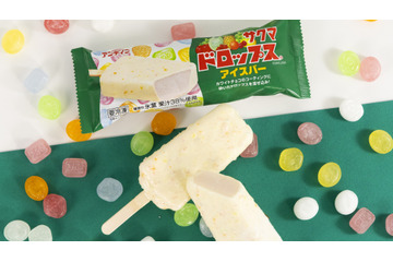 砕いたキャンディの新食感！ファミマ、「サクマドロップスアイスバー」30日より発売 画像