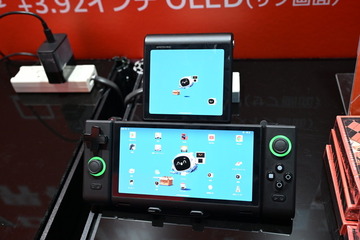 変態すぎるAndroid携帯ゲーム機がTGS2025会場に！！変形構造で２画面OLED 画像
