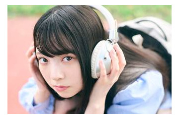日向坂46・佐藤優羽、ヘッドフォン×上目遣いの可愛らしいショットを公開！ 画像