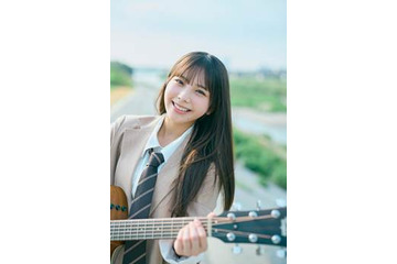 日向坂46・下田衣珠季、ブレザー姿でキュートな笑顔!ギターを奏でるSHOTを公開 画像