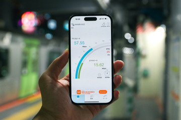 au新サービス「5G Fast Lane」は本当に速い？JR山手線の混雑駅で検証してみた 画像