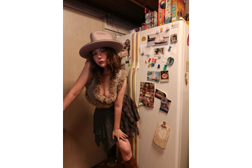 村重杏奈、胸元セクシーなカウガールに！ 画像