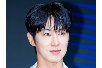 「脚長すぎ」東方神起・ユンホ、オフショットで見せた“モデル級スタイル”にファン驚愕！【PHOTO】 画像