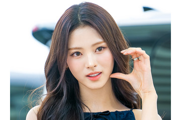 MEOVVの日本人メンバー・アンナ、儚げな色香漂わせる…透けた“ランジェリー風衣装”姿【PHOTO】 画像