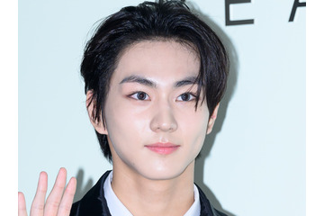 「これは危険」ENHYPEN・ジョンウォン、“色気爆発”！がっしり体形と甘い眼差しでファン魅了【PHOTO】 画像