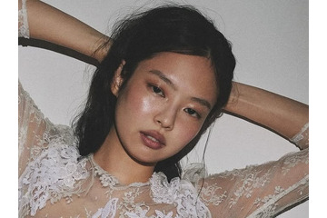 “下着のような衣装”で物議醸したBLACKPINK・ジェニー、ランジェリー姿で魅惑ポーズ【PHOTO】 画像